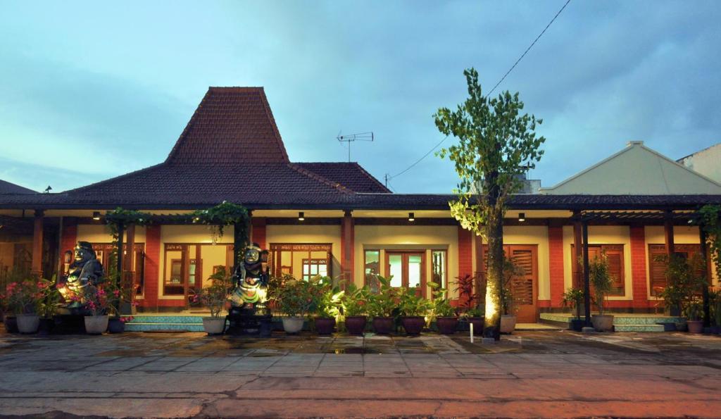 Maharani Guest House Jogjakarta Buitenkant foto
